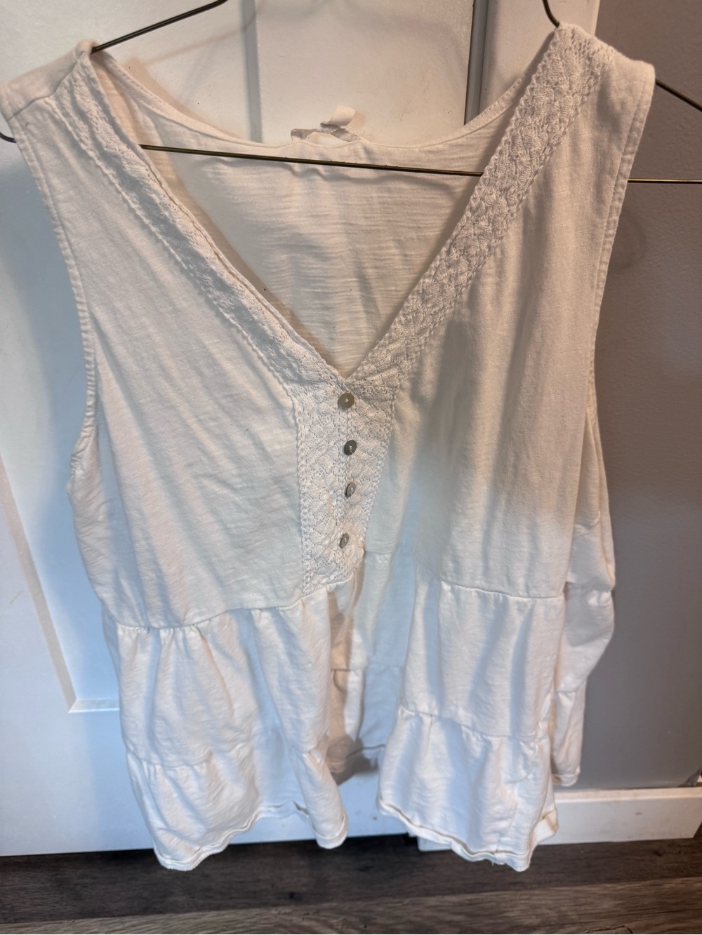 Womens White Sleeveless V-Neck Tiered Button Front Top (Not stained just shadow)